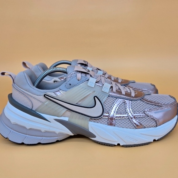 NWT Nike V2K Run in Particle Beige and Light Bone - Picture 2 of 3